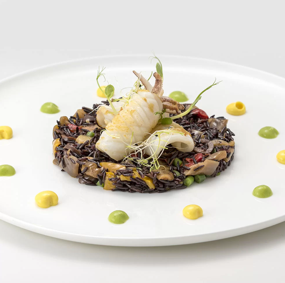 Insalata di riso artemide con verdure grigliate, olive taggiasche, calamari e maionese leggera basilico e pomodoro giallo